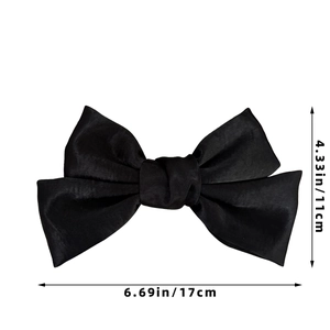 Dimensions détaillées du nœud papillon en satin noir: largeur 17 cm et hauteur de 11 cm