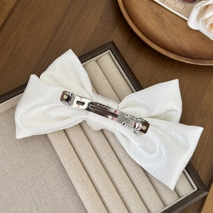 Élégante barrette à nœud en satin blanc avec pince à ressort en métal argenté