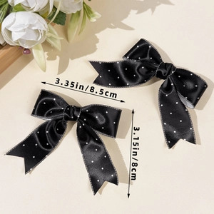 Details von schwarzen Polka-Dot-Haarspangen mit Silberrand und Größenangaben von 8,5 cm