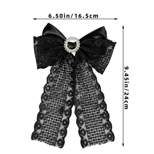 Détail d'un nœud à cheveux en dentelle noire avec strass et longs rubans élégants