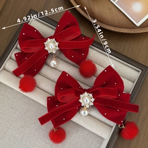 Detalle de lazo rojo de terciopelo con perlas, pedrería y dimensiones del accesorio