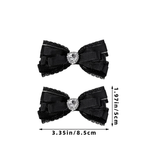 Vue détaillée de barrettes nœuds en dentelle noire avec strass cœur et dimensions