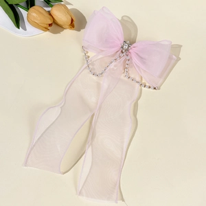 Barrette à nœud en organza rose avec chaîne de perles et fleur en strass