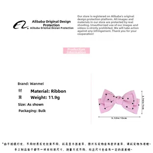 Nœud papillon rayé rose et blanc avec motifs de cœurs noirs et dimensions du produit