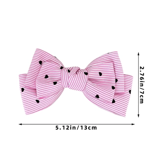 Noeud à cheveux rayé rose avec motifs de cœurs, vue détaillée et dimensions 13x7 cm