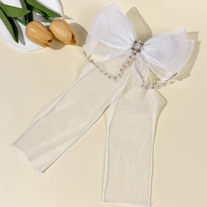 Barrette à cheveux nœud en tulle blanc avec chaînes de perles et ornement en cristal