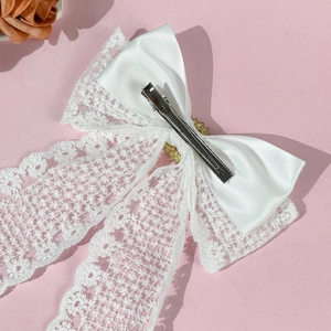 Barrette à cheveux élégante en dentelle blanche avec nœud et détail couronne