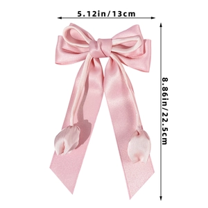 Vue détaillée du nœud papillon en satin rose clair avec rubans et fleurs tulipes