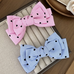 Barrettes à cheveux à nœuds rayés rose et bleu avec broderie cœur sur plateau