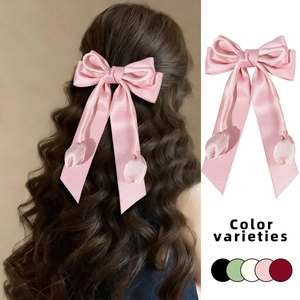 Barrette à nœud en satin rose avec banderoles tulipes 3D présentée en vue lifestyle