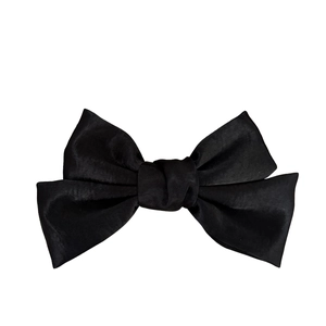 Barrette à cheveux élégante en satin noir avec double nœud et finition soyeuse sur blanc