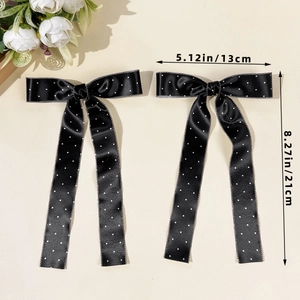 Noeuds à cheveux à pois avec des dimensions de 13 cm de large et 21 cm de haut