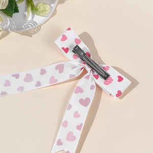 Weiße Haarschleife aus Ripsband mit rosa Herzmotiven und langen Bändern für Mädchen