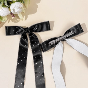 Détails des barrettes nœuds en satin noir à pois avec pinces crocodiles en métal