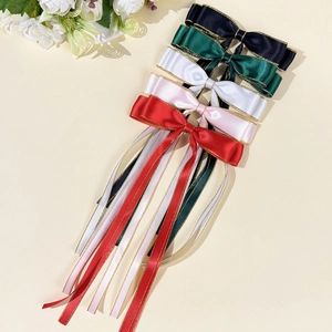 Set di cinque fiocchi per capelli in raso con bordo dorato e nastri lunghi