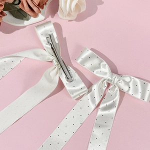 Barrettes à cheveux en satin blanc avec pois noirs et longs rubans élégants