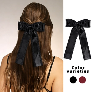Barrette élégante en satin avec double nœud surdimensionné et bords ondulés en noir et bordeaux