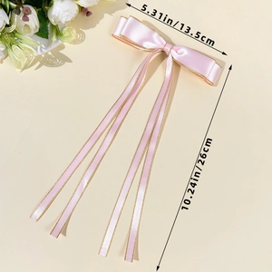 Dettaglio fiocco in raso rosa con bordi dorati, dimensioni 13,5 cm x 26 cm mostrate