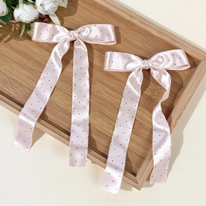 Barrettes en satin rose à pois noirs avec longs rubans pour un style doux de ballerine