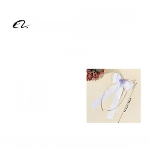 Détails du nœud papillon en satin blanc avec rose mauve et dimensions du produit