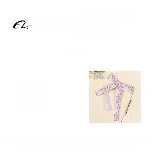 Détail de la barrette à nœud rose à carreaux avec cerises, taille 13,5 cm x 18,5 cm