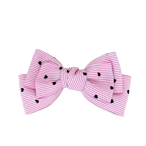 Barrette nœud rayée rose et blanc avec motifs de cœurs noirs sur fond blanc
