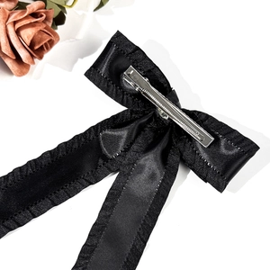Barrette à cheveux élégante en satin noir avec nœud papillon, rubans et pince en argent