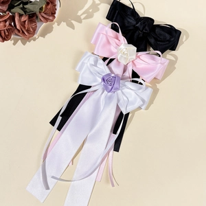 Barrettes fleurs en satin avec longs rubans élégants en noir, rose et blanc