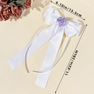 Dimensions détaillées de la barrette en satin blanc avec centre de fleur mauve