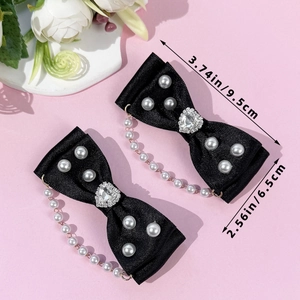 Détail de nœuds à cheveux en satin noir avec perles et strass coeur, taille de 9,5 cm