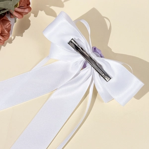 Barrette à cheveux élégante en satin blanc avec fleurs violettes et pince en métal argenté