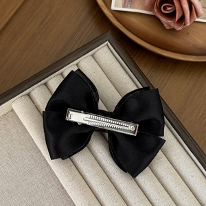 Klassische schwarze zweilagige Haarschleife mit silbernem Metall-Federverschluss-Detail