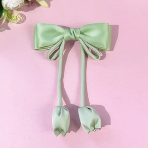 Pince à cheveux élégante en satin vert clair avec nœud et pendentifs tulipes 3D