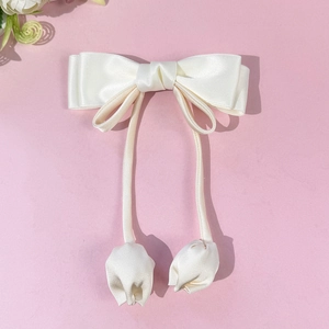 Barrette à cheveux avec nœud en satin crème, rubans suspendus et détails de tulipes