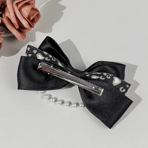 Barrette à cheveux avec nœud léopard, ruban satin noir et chaîne en perles blanches
