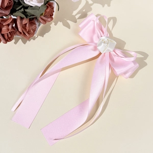 Barrette à cheveux élégante en ruban de satin rose avec rose en tissu blanc