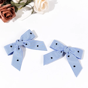 Barrettes à cheveux style Lolita rayées bleu et blanc avec motifs de coeurs noirs
