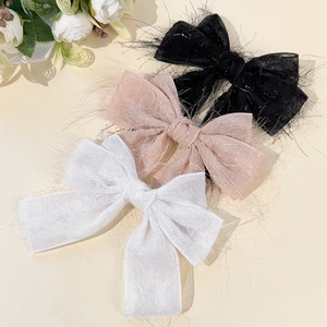 Trois pinces à cheveux élégantes avec nœuds noir, rose et blanc et détails à franges
