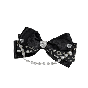 Barrette nœud en satin noir avec imprimé léopard, strass en cœur et chaîne de perles