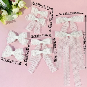 Élégantes barrettes à nœuds en dentelle blanche de tailles variées sur fond rose