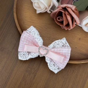 Pinza para el pelo rosa con encaje y corazón de diamantes en bandeja de madera
