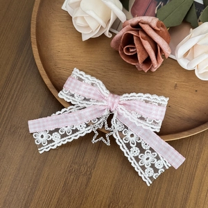 Pinza para el pelo rosa con encaje blanco y colgante de estrella plateada en madera