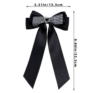 Détail du nœud papillon en satin noir avec strass cœur et dimensions 13,5 cm x 22,5 cm