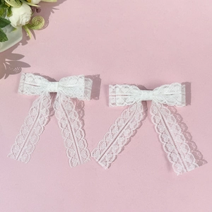 Détails des barrettes en dentelle blanche avec nœud élégant et longs rubans fluides