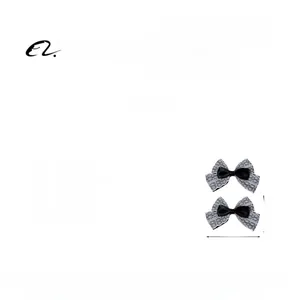 Détail des nœuds à cheveux en dentelle avec ruban satin noir et dimensions 12x8 cm