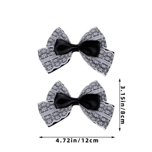 Détail des pinces à cheveux en dentelle montrant la taille 12x8cm et le ruban satin