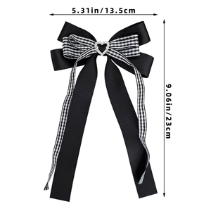 Détail de la pince à cheveux à carreaux avec strass en cœur et longs rubans, 23cm
