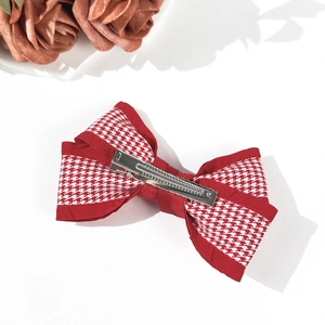 Barrette à nœud pied-de-poule rouge avec pendentif rubis et décor floral élégant