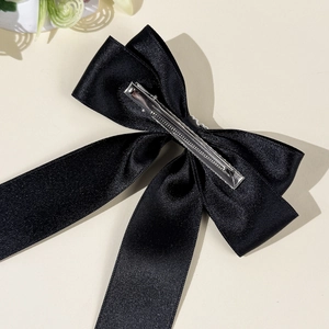 Barrette à cheveux élégante en satin noir avec longs rubans et pince à ressort en argent