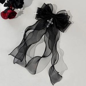 Détail du nœud gothique en organza noir avec croix argentées et longs rubans fluides